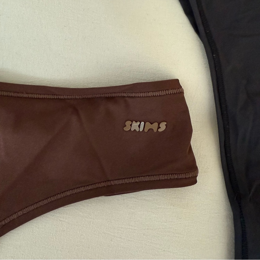 Skims 2-pack Shine Foundations Thong Black Brown Medium - Picture 2 of 7